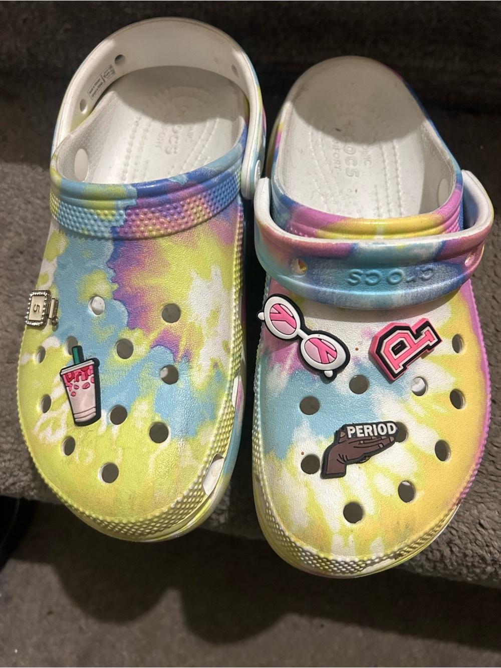 🐯🐯🐯CROCS Women’s Tie-Dye Clogs in Yellow Blue Pink with Fun Charms